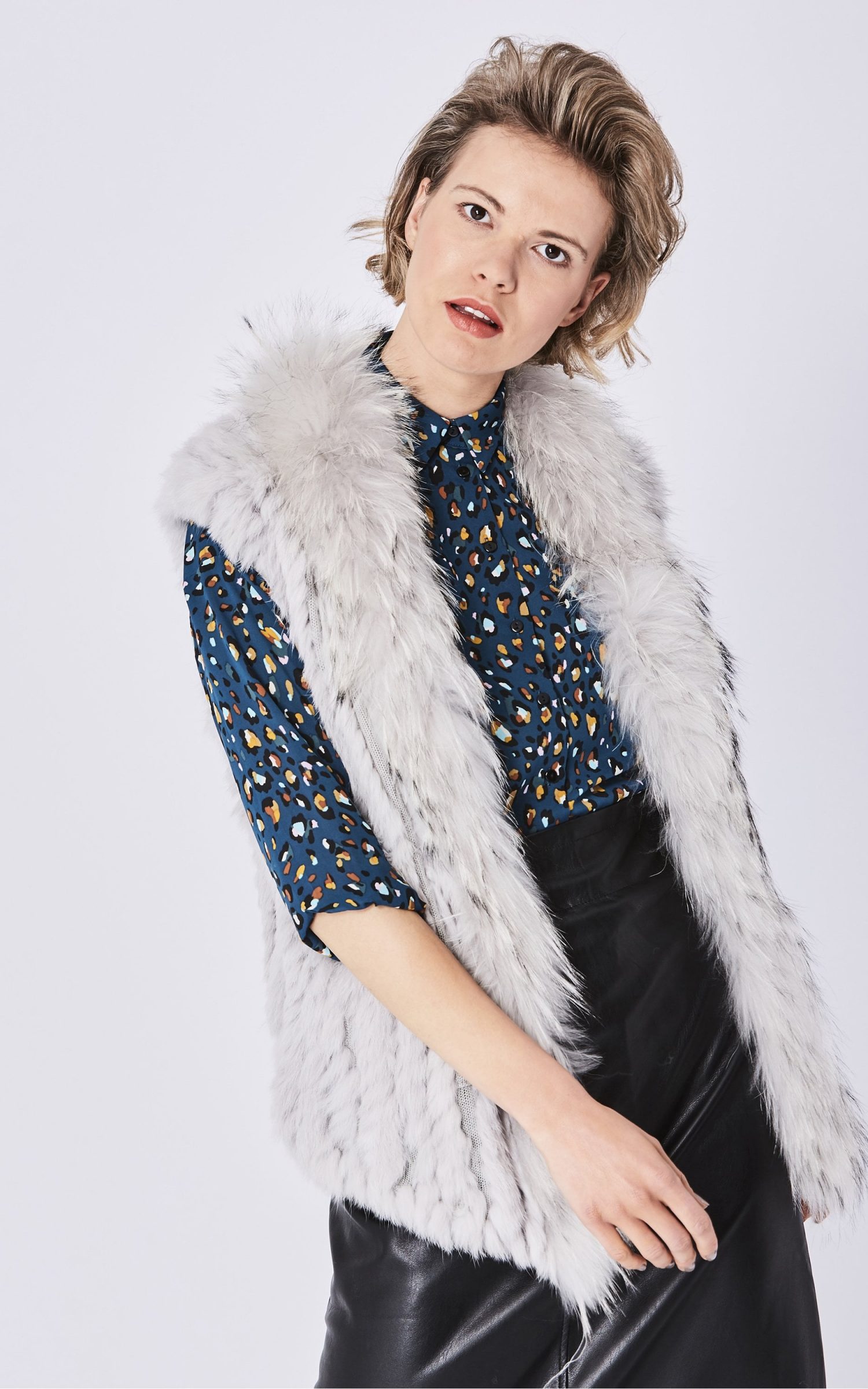 fox-and-coney-fur-gilet-with-collar-feature-p26-19278_zoom