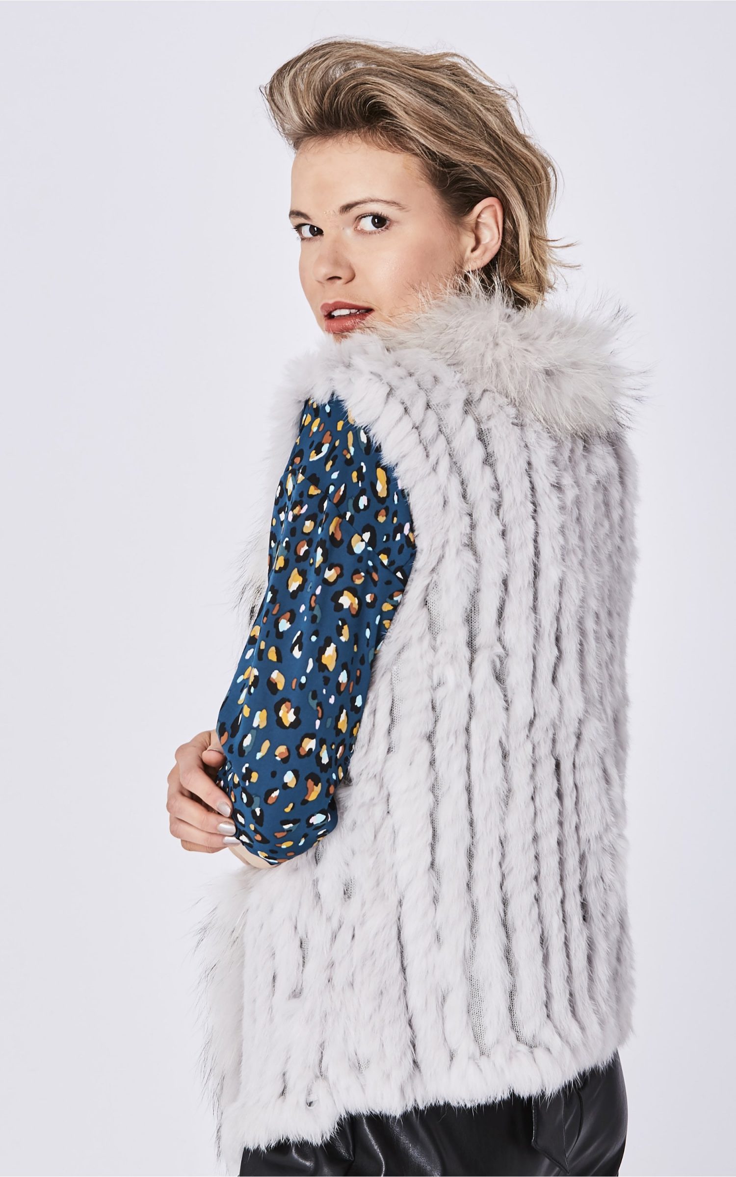 fox-and-coney-fur-gilet-with-collar-feature-p26-19281_zoom
